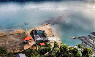 Toàn bộ công trình nằm gọn dưới chân núi Bánh Sữa và quay về hướng Tây Nam. Ảnh: Hoàng Dương