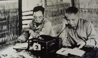 Đại tướng Văn Tiến Dũng điện báo tin chiến thắng Tây Nguyên, tháng 3/1975. Ảnh: Tư liệu.
