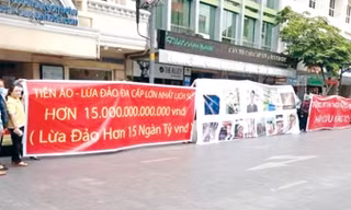 Người dân treo băng rôn tố cáo công ty lừa đảo tiền ảo. Ảnh: PV.