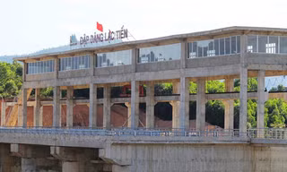 Hạng mục công trình Đập dâng Lạc Tiến - kênh dẫn - tuynel vừa đưa vào sử dụng có dấu hiệu hư hỏng. Ảnh: Minh Thùy.