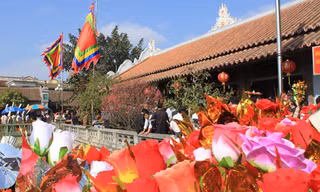 Lễ hội Phủ Dày, một trong những điểm thu hút khách thập phương. Ảnh: COVIET.