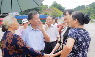 Nhà văn Nguyễn Huy Thiệp gặp lại đồng nghiệp xưa.