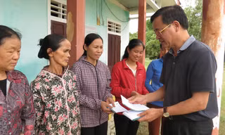 Đại diện lãnh đạo Tổng công ty Xây dựng số 1 trao tiền hỗ trợ cho người dân bị thiệt nặng tại huyện Quảng Ninh.