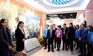 Đoàn đại biểu đến thăm phòng truyền thống của Học viện Chính trị Thanh niên Trung Quốc sáng 7/4.