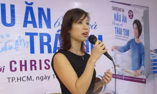 Christine Hà tại buổi ra mắt sách.