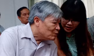 Diễn giả trẻ Đặng Thị Thanh Hà và Nhà thơ - nhà phê bình Vũ Nho bên lề Hội thảo. Ảnh: H.T.