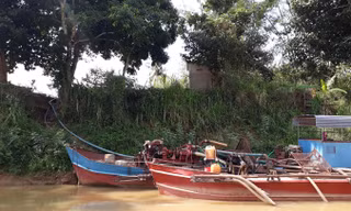 Tàu hút cát neo trên sông Đồng Nai đoạn qua xã Núi Tượng.