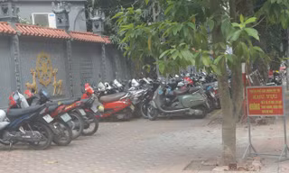 Bãi giữ xe sau biển cấm