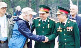 Cựu binh Việt Nam và những người lính Mỹ xưa gặp nhau tại nghĩa trang Trường Sơn. Ảnh: Thái Huyền.
