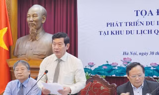 Thứ trưởng Huỳnh Vĩnh Ái (giữa) đã nhận trách nhiệm trước Phó Thủ tướng và công luận. Ảnh: Nguyên Khánh.