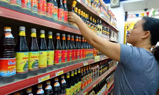 Người tiêu dùng vẫn lựa chọn nước mắm truyền thống tại Siêu thị Fivimart Hà Nội chiều 21/10. Ảnh: Như Ý.