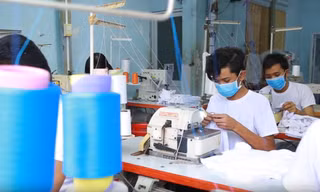 Nhiều doanh nghiệp vẫn chưa thể vui dù được “cởi trói”. Ảnh: VP.