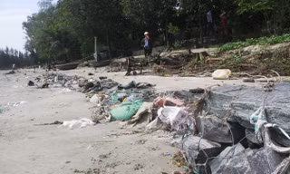 Dù được kè tạm nhưng không thể ngăn được sạt lở tại khu vực bị bỏ sót trong dự án 140 tỷ đồng.