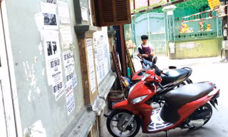 Tường nhà trở thành nơi quảng cáo bất đắc dĩ, nhem nhuốc.