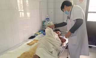 Bác sĩ khám cho bệnh nhân dị ứng thuốc đông y dịp Tết.