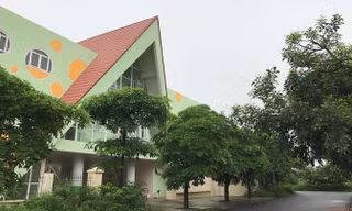 Dự án thiếu đồng bộ nên trường mầm non bị bỏ hoang. Ảnh: Ngọc Cương.