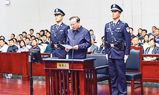 Tôn Chính Tài đọc lời nhận tội trước tòa.