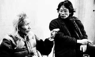 Nhà thơ Mai Linh tại nhà nhạc sĩ Văn Cao, năm 1995. Ảnh: Nguyễn Đình Toán.