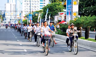 Diễu hành xe đạp tuyên truyền xây dựng thành phố Nha Trang không khói thuốc.