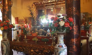 Nhiều di tích đang bị “Tam phủ hóa” - đền Bạch Mã nay đưa Tam tòa Thánh Mẫu vào thờ phối tự. Ảnh: T.Toan.