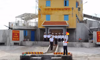 Cán bộ, chiến sĩ đảo Đá Nam trong nghi thức đón khách trên cầu cảng.