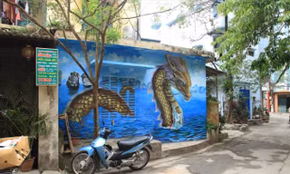 Hình rồng có thể tìm thấy trên mạng được tái tạo trong dự án Nghệ thuật kiến tạo cộng đồng tại tập thể Học viện Phụ nữ Trung ương, phố Pháo Đài Láng, Hà Nội.