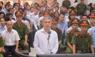 Bị cáo Nguyễn Xuân Sơn tại tòa.