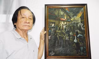 Họa sỹ Trang Phượng bên bức tranh sơn dầu vẽ trên bao cát Mỹ trong cuộc chiến Tết Mậu Thân 1968.