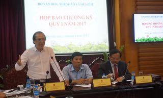 Ông Đào Đăng Hoàn (người đứng) tại họp báo của Bộ VHTTDL. Ảnh: Toan Toan.