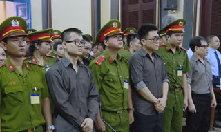 Các bị cáo nghe tòa tuyên án.