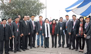 Phó Chủ tịch nước Nguyễn Thị Doan với cán bộ Hội tại Lễ hội Xuân hồng 2011.