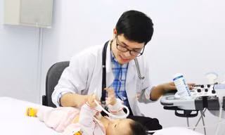 Bác sĩ Đại đang siêu âm tim cho bệnh nhi.