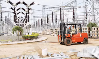 Đường dây 500 kV đã hợp nhất 3 hệ thống điện Bắc-Trung-Nam hoạt động riêng lẻ trước đây thành hệ thống điện quốc gia thống nhất với Trung tâm Điều độ (trong ảnh: Trạm biến áp 110kV tại Hà Nội). Ảnh: Hồng Vĩnh.