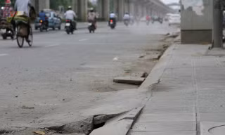 Vỉa hè lát đá 180 tỷ phải lật lên vá lại