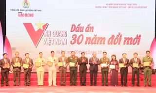 Thủ tướng Nguyễn Xuân Phúc trao giải thưởng Vinh quang Việt Nam cho các tập thể có thành tích nổi bật . Ảnh: Trường Phong.
