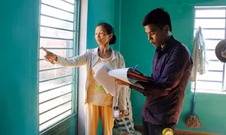 Đại diện Công ty giám định và tư vấn kĩ thuật Raco đã đến nhà các hộ dân để giám định lại các vết nứt do ảnh hưởng từ việc đánh mìn làm hầm dự án đường cao tốc Đà Nẵng - Quảng Ngãi.