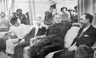Nội các Dương Văn Minh trong ngày 30/4; Từ trái qua phải: ông Vũ Văn Mẫu, ông Dương Văn Minh, ông Nguyễn Văn Huyền. (Ảnh tư liệu).