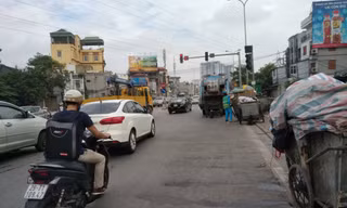 Điểm trung chuyển rác tại ngã ba Nguyễn Khoái - Minh Khai sẽ được di dời
