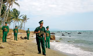 Tuần tra bờ biển. Ảnh: Nguyễn Long.