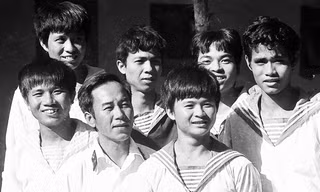 Anh hùng Vũ Huy Lễ và đồng đội tàu HQ-505 sau khi hoàn thành xuất sắc nhiệm vụ đóng giữ bãi đá Cô Lin. Ảnh: Nguyễn Viết Thái.