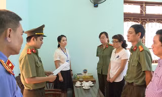 Gian lận thi cử ở Sơn La, Hà Giang là những sai phạm rất nghiêm trọng (Công an đọc lệnh bắt bà Nguyễn Thị Hồng Nga ở Sơn La).