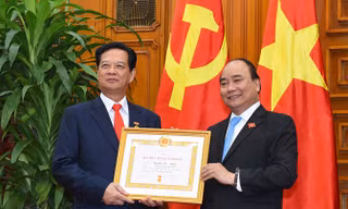 Thủ tướng Nguyễn Xuân Phúc trao Huy hiệu 50 năm tuổi Đảng cho Nguyên Thủ tướng Chính phủ Nguyễn Tấn Dũng. Ảnh: VGP.