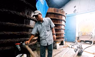 Một cơ sở sản xuất nước mắm truyền thống ở Phú Quốc. Ảnh: Dân Trí
