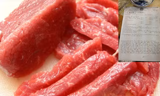Người tiêu dùng băn khoăn, liệu thịt bò mà họ ăn có nằm trong số hàng ngàn tấn thịt trâu phù phép? (ảnh lớn) Biên bản làm việc giữa Đội quản lý thị trường số 14 và Cty TNHH một thành viên đầu tư và phát triển nông nghiệp Hà Nội - xí nghiệp Bắc Hà (ảnh n