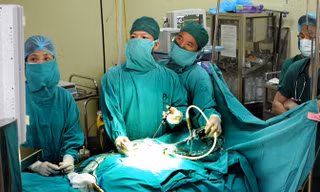 Bác sĩ Bệnh viện Saint paul phẫu thuật thoát vị bẹn cho trẻ.