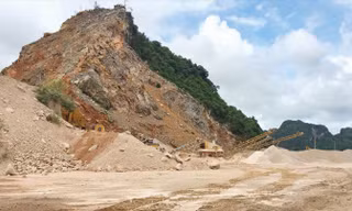 Cận cảnh máy móc, thiết bị được sử dụng để khai thác, chế biến đá. Ảnh: hoàng dương.