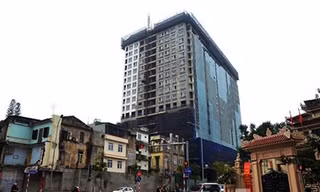 Công trình tòa nhà 8B Lê Trực có nhiều vi phạm trật tự xây dựng. 