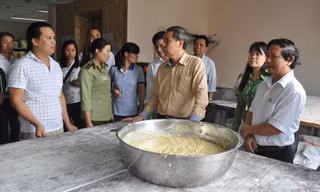 Đoàn liên ngành kiểm tra an toàn vệ sinh thực phẩm tại cơ sở bánh trung thu Bảo Phương. Ảnh: Hà Nội mới