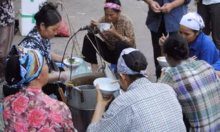 Ăn vội bát bún cho đỡ cơn đói.