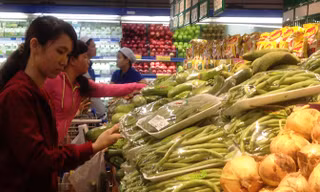Mua rau có tem truy xuất nguồn gốc nhưng người tiêu dùng bớt mặn mà với việc truy xuất.